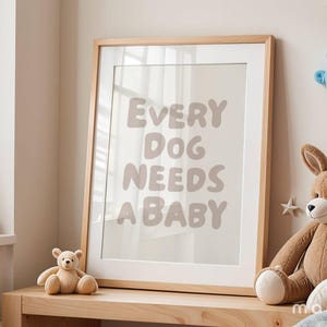 Arte mural "Todo perro necesita un bebé", póster imprimible estético para revelar el nacimiento de un bebé, arte para habitación infantil, impresión tipográfica de moda, anuncio de embarazo