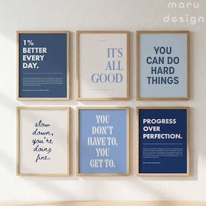 Puede incluir: Un conjunto de seis láminas decorativas con marcos de madera clara, que presentan citas motivacionales en varios tonos de azul y blanco. El texto incluye frases como 1% BETTER EVERY DAY, IT'S ALL GOOD, YOU CAN DO HARD THINGS y PROGRESS OVER PERFECTION.