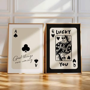 Modny zestaw ściennych grafik do gry w karty 2 sztuki, karta Club Ace Lucky You Print Preppy Printable Bar Cart Poster Funny Art Cute Apartment Decor Black