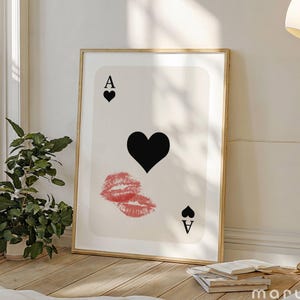 Decorazione murale trendy con asso di cuori, stampa con labbra che si baciano, poster retrò con carte da gioco, grazioso arredamento per appartamento, dormitorio universitario femminile, estetica in bianco e nero
