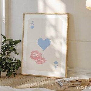 Decorazione murale trendy con asso di cuori, stampa con labbra che si baciano, poster retrò con carte da gioco, grazioso arredamento per appartamento, dormitorio universitario femminile, opera d'arte blu estetica