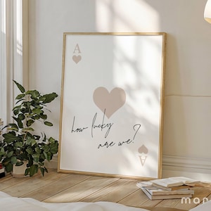 Quanto siamo fortunati? Stampa murale, stampa trendy con asso di cuori, poster retrò con carte da gioco, arredamento per appartamento, dormitorio universitario femminile, beige estetico