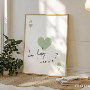 Quanto siamo fortunati? Stampa murale, stampa trendy con asso di cuori, poster retrò con carte da gioco, arredamento per appartamento, dormitorio universitario femminile, verde salvia estetico