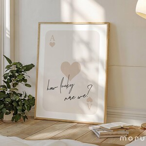 Quanto siamo fortunati? Stampa murale, stampa trendy con asso di cuori, poster retrò con carte da gioco, arredamento per appartamento, dormitorio universitario femminile, beige estetico