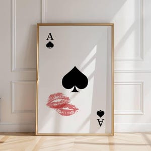 Decorazione murale alla moda con asso di picche, stampa con labbra che si baciano, poster retrò con carte da gioco, grazioso arredamento per appartamento, stile estetica da dormitorio universitario in bianco e nero.