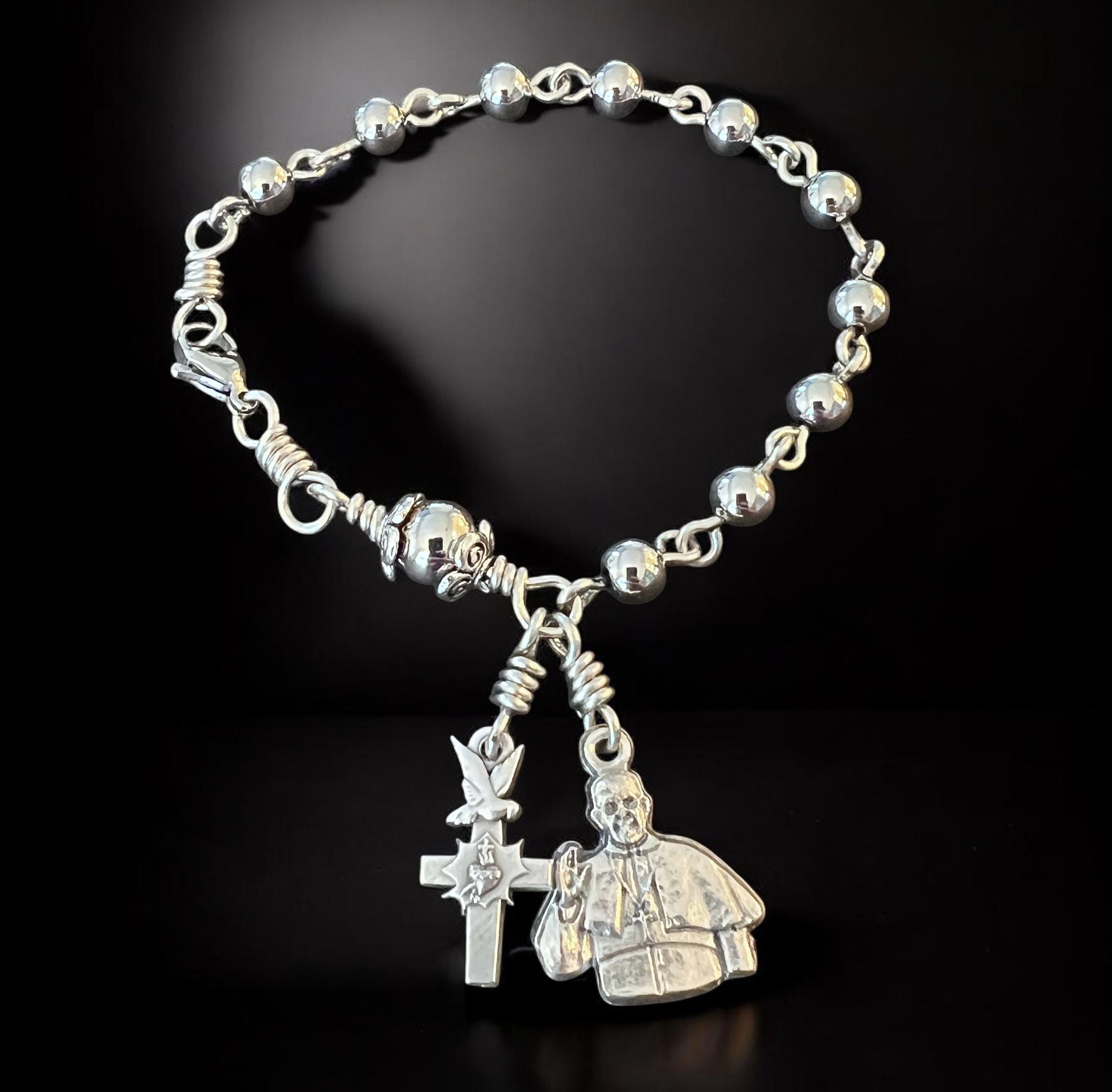 Alexander McQueen Bracciale con placca logo in smalto - Nero