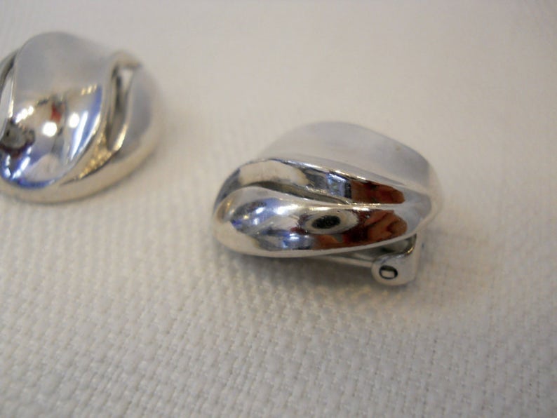 Vintage 1960s 60s Trifari Earrings Clip On Earrings Silver Tone Big Button Earrings Vintage Trifari Wave Design 60s Jewelry 60s Earrings