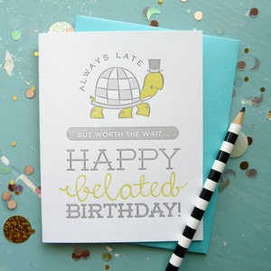 Tarjeta de notas tipográfica ilustrada con tortuga de feliz cumpleaños tardío (individual)
