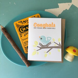 Parabéns pela sua chegada, filhote de passarinho, novo bebê, cartão de notas tipográfico ilustrado