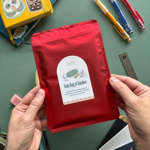 Grand sac surprise, lot de jolies cartes de voeux, autocollants, cartes postales et plus encore !