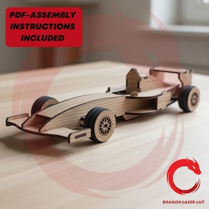 Peut inclure: Un modèle réduit de voiture de course de Formule 1 en bois découpé au laser, présentant une finition en bois clair avec des accents brun foncé sur les roues et le châssis. Le modèle comprend un cockpit, un aileron arrière et un aileron avant. Texte : PDF-ASSEMBLY INSTRUCTIONS INCLUDED.
