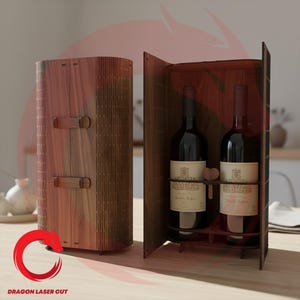 Op de afbeelding: Een houten wijnfleshouder met een cilindrisch ontwerp, met een scharnierende deur. De binnenkant bevat twee wijnflessen. De houder is gemaakt van lichtbruin hout en heeft een decoratief ontwerp.