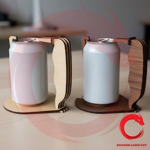 Puede incluir: Dos soportes de lata de madera con asas. Uno es de madera de color claro, el otro de madera oscura. Cada uno sostiene una lata con un diseño rosa y blanco. Los soportes están sobre una superficie clara.