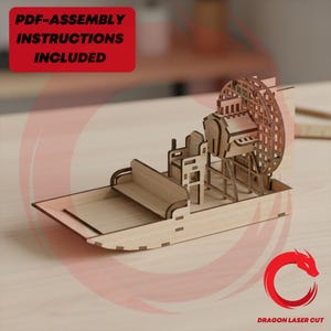 Puede incluir: Un modelo de aerodeslizador de madera con un diseño detallado, que incluye un ventilador, asientos y un casco plano. El modelo está hecho de madera de color claro y presenta el texto "PDF-ASSEMBLY INSTRUCTIONS INCLUDED". El logotipo de Dragon Laser Cut es visible.
