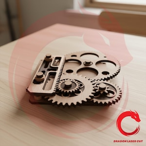 Op de afbeelding: Een mechanische puzzel gemaakt van gelaagd licht en donker hout, met een ingewikkelde assemblage van in elkaar grijpende tandwielen en schuivende onderdelen. Het ontwerp bevat cirkelvormige uitsparingen en kleine cilindrische knoppen op een rechthoekige basis.