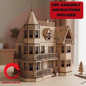 Puede incluir: Maqueta de madera detallada de una casa de estilo victoriano con múltiples pisos, balcones y una torre. El modelo presenta numerosas ventanas y detalles arquitectónicos intrincados. El texto en la imagen dice "PDF-ASSEMBLY INSTRUCTIONS INCLUDED" y "DRAGON LASER CUT".