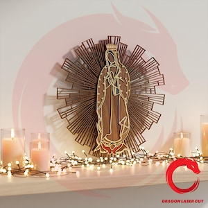 Puede incluir: Una representación de madera cortada con láser de Nuestra Señora de Guadalupe, con una silueta detallada y un halo de líneas radiantes. La obra de arte es en tonos marrones y beige, montada en la pared. Velas y luces de cadena crean un ambiente cálido.