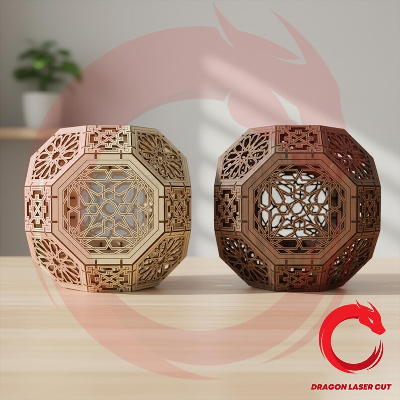 Op de afbeelding: Twee dodeca&euml;dervormige houten lantaarns met ingewikkelde, lasergesneden geometrische patronen. De ene lantaarn is van lichtgekleurd hout, terwijl de andere van donkerder, roodbruin hout is. Beide objecten hebben opengewerkte ontwerpen en een holle kern.