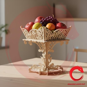 Può includere: Un cestino di frutta in legno pieno di mele, uva, arance e limoni. Il cestino ha un design a griglia e poggia su un supporto decorativo. Il supporto è realizzato nello stesso legno chiaro e presenta un design traforato ornato.