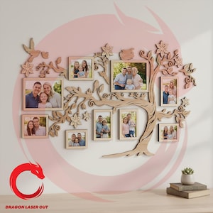 Puede incluir: Un marco de fotos de árbol genealógico de madera con múltiples ranuras para fotos. El marco tiene forma de árbol con ramas, hojas y adornos florales. El marco está montado en una pared blanca y muestra fotos familiares.