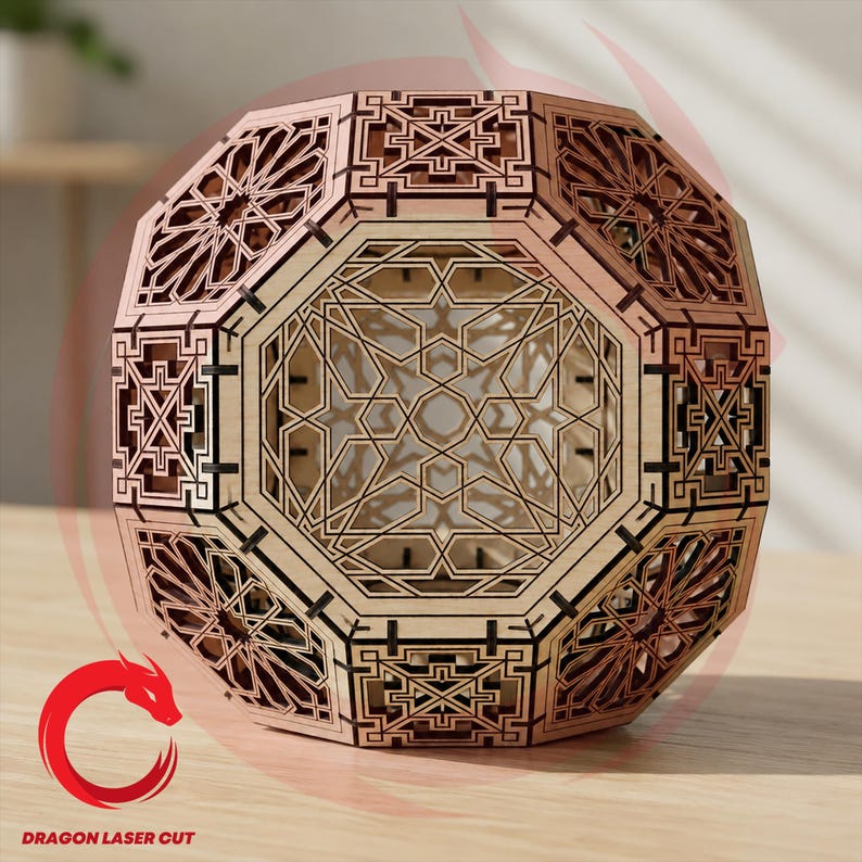 Op de afbeelding: Een geometrisch beeldhouwwerk van lichtgekleurd hout met ingewikkelde lasergesneden patronen van ster- en kruismotieven. Het object is een veelzijdige veelvlak met opengewerkte panelen, donkerbruine randdetails en een holle kern.