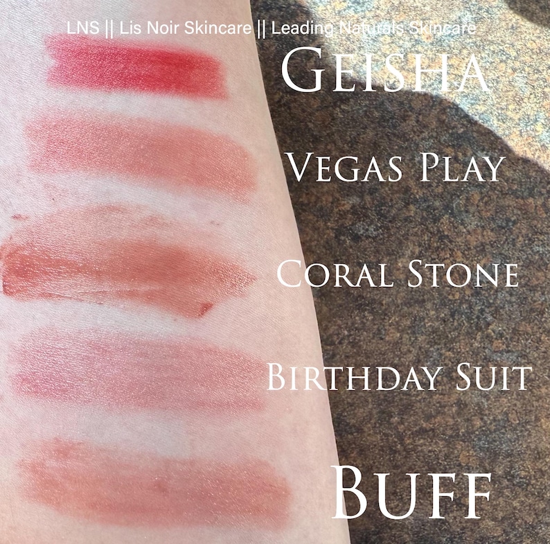 K&ouml;nnte beinhalten: F&uuml;nf verschiedene Lippenstift-Farbmuster auf dem Arm einer Person. Die Farbt&ouml;ne sind von oben nach unten beschriftet: Geisha, Vegas Play, Coral Stone, Birthday Suit und Buff.