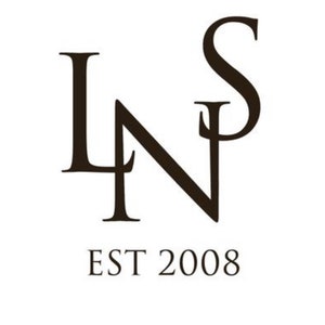 Puede incluir: Logotipo en blanco y negro con las letras LNS y el texto "EST 2008" debajo.