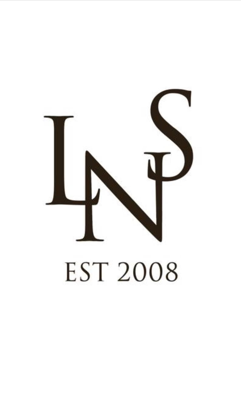 Puede incluir: Logotipo en blanco y negro con las letras LNS y el texto "EST 2008" debajo.