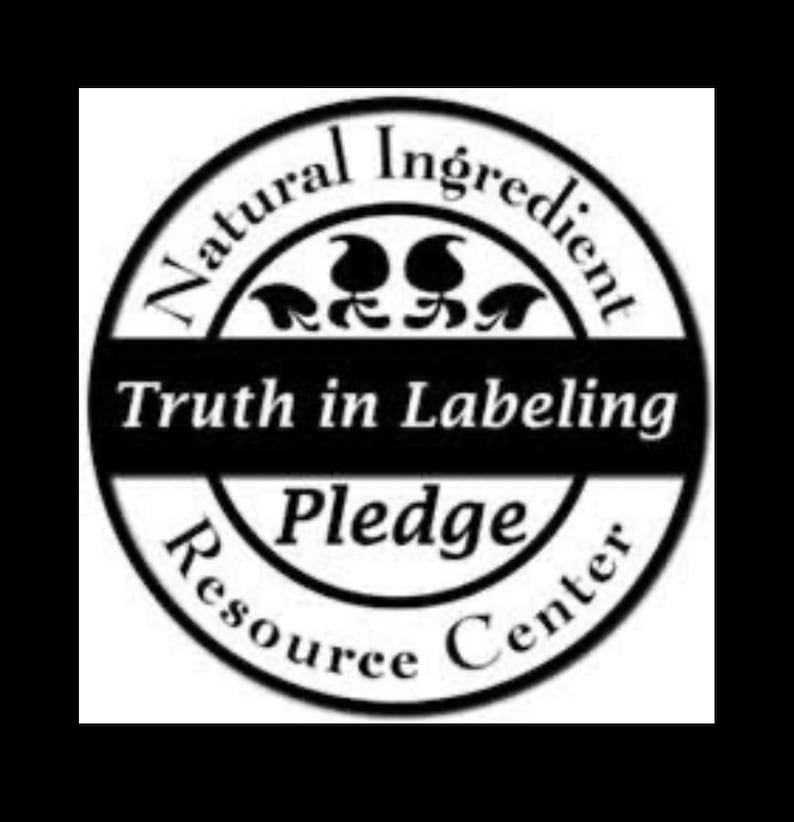 Puede incluir: Logotipo en blanco y negro con el texto "Natural Ingredient Truth in Labeling Pledge Resource Center".