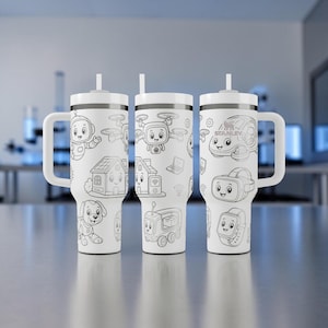 Könnte beinhalten: Drei weiße Stanley-Becher mit Henkel und Strohhalm, verziert mit einem schwarzen Linienmuster aus Cartoon-Robotern, einem Haus, einer Drohne, einem Hund, einem Auto, einer Smartwatch und einem VR-Headset. Das Stanley-Logo ist auf dem rechten Becher.