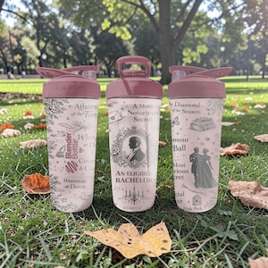 Pode incluir: Uma placa de madeira r&uacute;stica com a frase "Welcome to our home" em letras brancas. A placa apresenta um acabamento envelhecido, ideal para a decora&ccedil;&atilde;o da entrada.