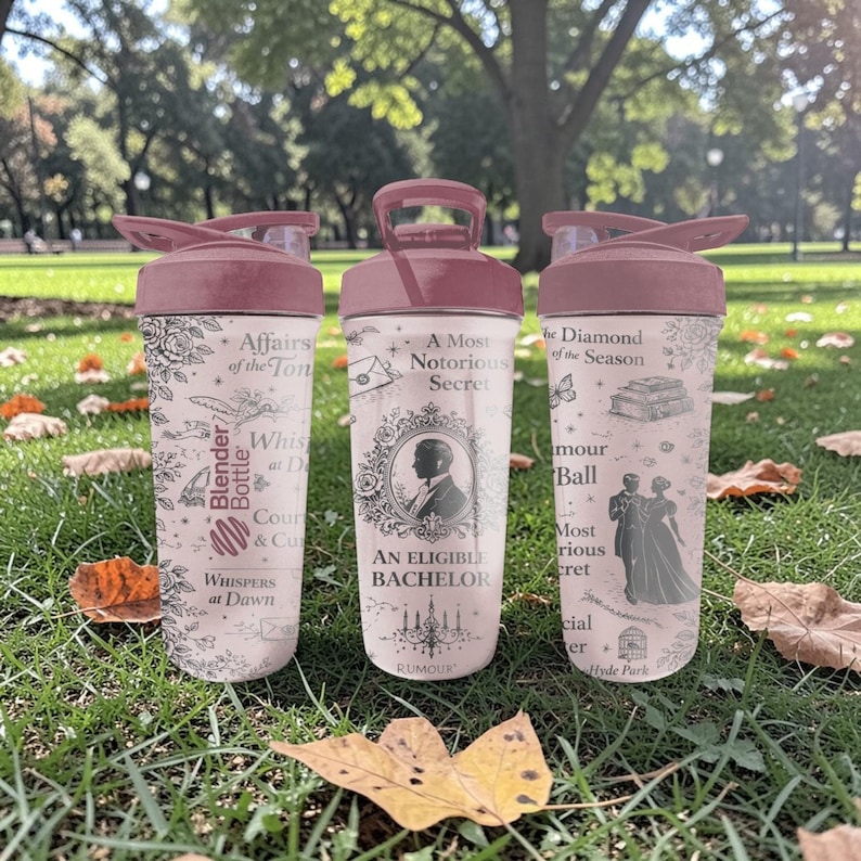 Pode incluir: Uma placa de madeira r&uacute;stica com a frase "Welcome to our home" em letras brancas. A placa apresenta um acabamento envelhecido, ideal para a decora&ccedil;&atilde;o da entrada.