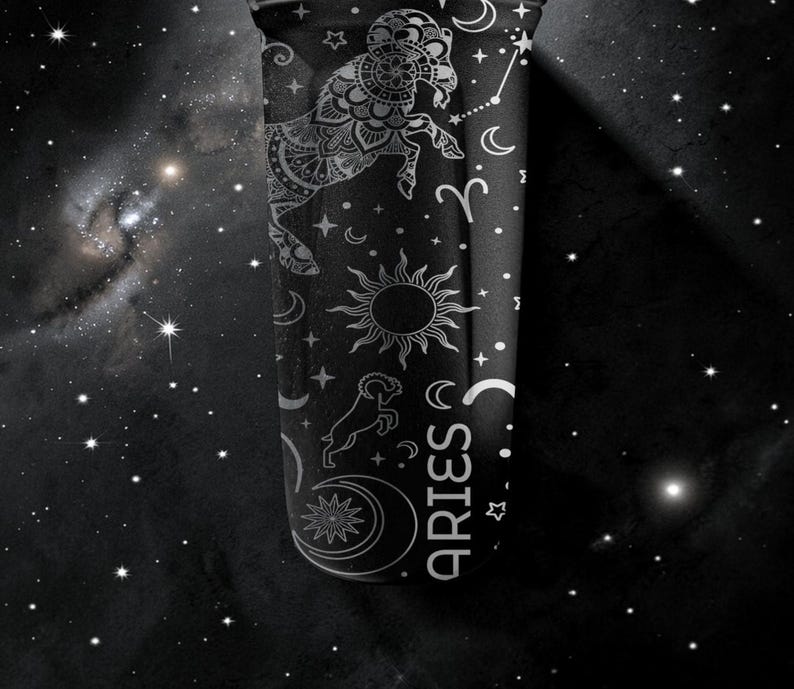 Pode incluir: Caneca preta com um design branco do zod&iacute;aco de &Aacute;ries. O design inclui um carneiro de &Aacute;ries, sol, lua, estrelas e a palavra "ARIES". O fundo &eacute; um c&eacute;u noturno escuro e estrelado.