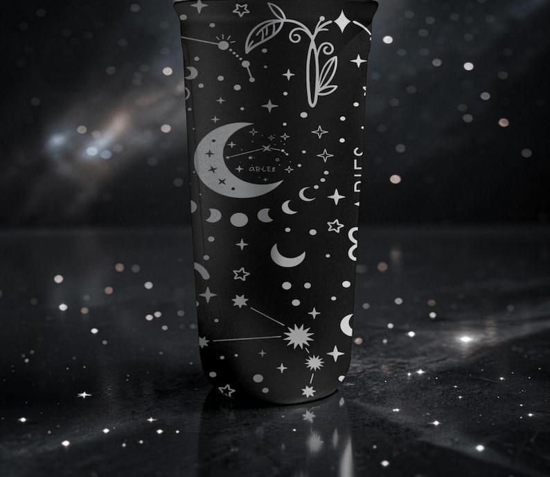 Pode incluir: Um copo preto com um design celestial com estrelas, luas e constela&ccedil;&otilde;es brancas. A palavra "ARIES" &eacute; vis&iacute;vel na lua. O copo tem um design elegante, ideal para transportar bebidas.