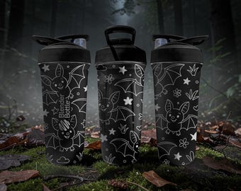 Garrafa de água com coqueteleira Bat BlenderBottle – Envoltório fofo de morcego gravado – Aço inoxidável preto de 710ml – Garrafa de água de morcego para o Halloween – Presente assustador para amantes de morcegos