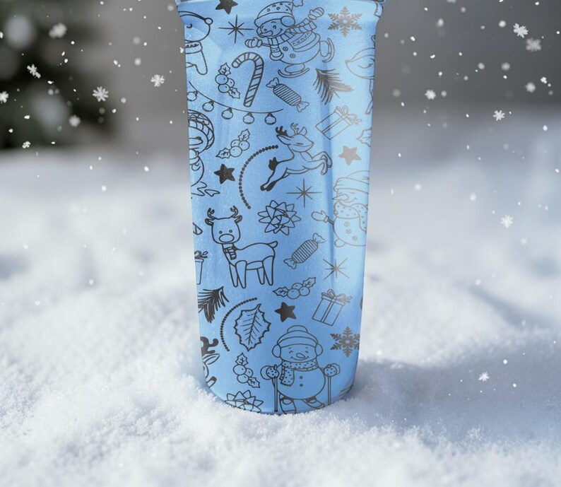 Puede incluir: Un vaso azul claro con un patr&oacute;n negro repetido de ilustraciones tem&aacute;ticas navide&ntilde;as, que incluyen mu&ntilde;ecos de nieve, renos y bastones de caramelo. El vaso est&aacute; sobre un fondo nevado, con copos de nieve cayendo.