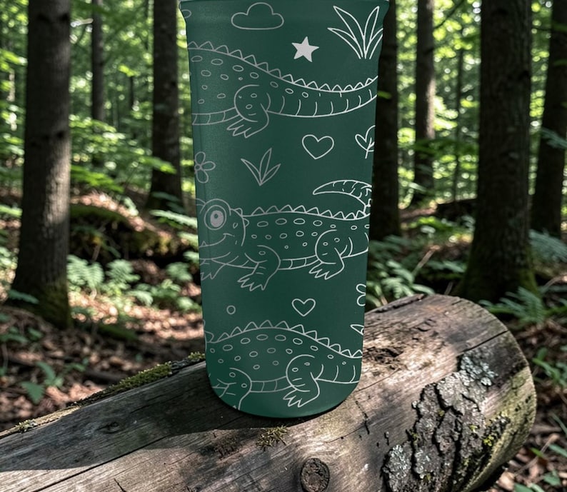 Peut inclure: Un gobelet vert fonc&eacute; avec un motif de crocodiles blancs, de nuages, d'&eacute;toiles et de c&oelig;urs. Le gobelet cylindrique est probablement en m&eacute;tal. Le design est ludique et convient &agrave; tous les &acirc;ges. Il peut contenir environ 470 ml.