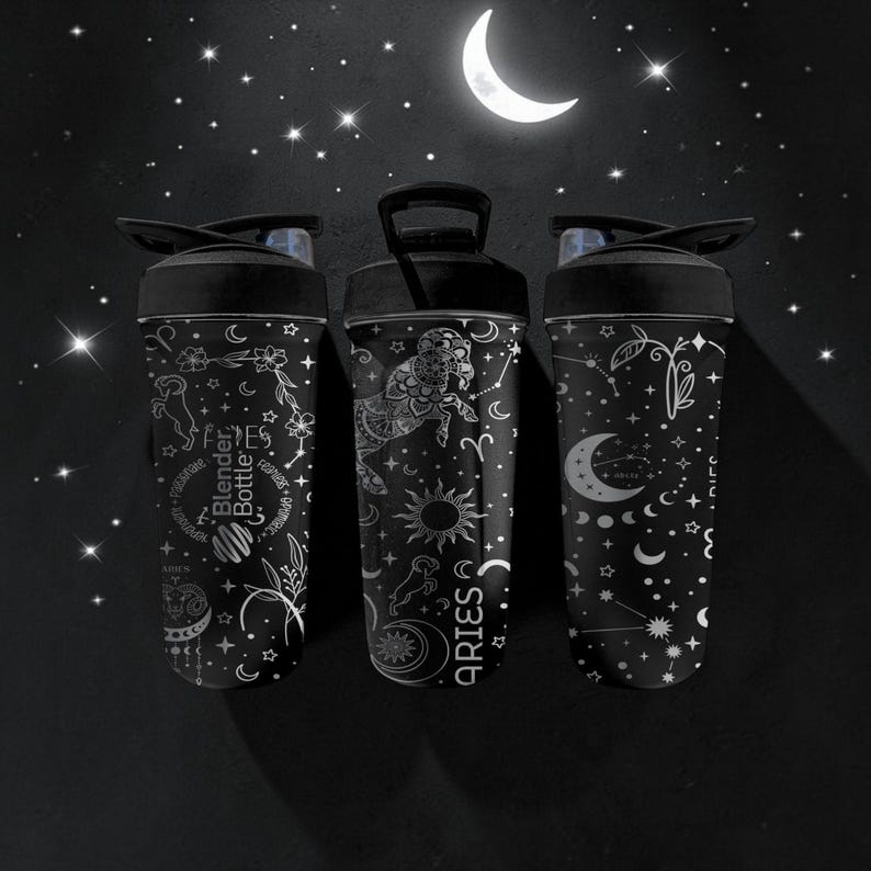 Pode incluir: Tr&ecirc;s garrafas Blender Bottle pretas com desenhos celestes brancos, incluindo estrelas, luas e s&iacute;mbolos do zod&iacute;aco. Uma garrafa apresenta a palavra "ARIES". As garrafas t&ecirc;m tampas pretas e est&atilde;o sobre um fundo escuro com uma lua crescente e estrelas.