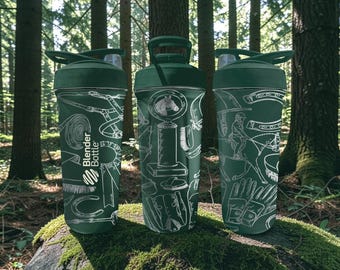 Garrafa de água BlenderBottle para cavaleiros – Revestimento equestre gravado – Aço inoxidável de 710ml – Garrafa de água para amantes de cavalos – Presente equestre