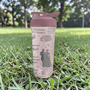 Pode incluir: Um conjunto de tr&ecirc;s tigelas de cer&acirc;mica em tons de azul, verde e branco. As tigelas apresentam um esmalte salpicado e um design simples e moderno. A tigela maior tem cerca de 15 cm de di&acirc;metro.