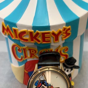Vintage Disney Mickey Mouse Zirkusuhr mit gestreiftem Zirkuszelt Limited Edition Disney Nostalgie Fantasia Armbanduhr