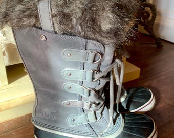 Sorel Joan of Artic Grey & Black Boots w Fur Felt Lining Size 7.5 US
