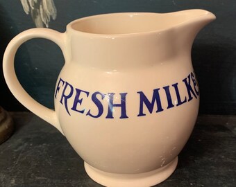 Emma Bridgewater Frischmilchkrug aus Keramik Cremekrug der blauen Himmel Bauernhaus Ironstone Sammlung Rae Dunn