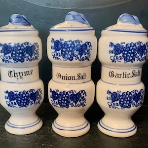 3 bocaux à épices vintage bleus et blancs bocaux d&#39;apothicaire oignon bleu épices cottage cuisine bleu transfert ail sel thym oignon prairie