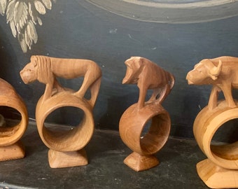 4 ronds de serviette vintage en bois sculpté à la main d'animaux fabriqués au Kenya, décoration vintage en bois d'animaux en bois naturel