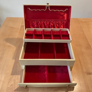 Vintage Lady Buxton Jewelry Box: Cream Leatherette, Red Velvet Interior