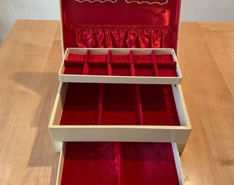 Vintage Lady Buxton Jewelry Box: Cream Leatherette, Red Velvet Interior