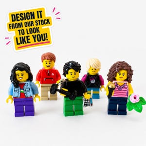 Op de afbeelding: Vijf plastic minifiguren met diverse haarkleuren, kleding en accessoires. Een gele tekstballon erboven leest: DESIGN IT FROM OUR STOCK TO LOOK LIKE YOU! De figuren dragen onder andere een spijkerjasje, een rood shirt, een zwart shirt met een halter, een roze hoodie en een gestreept topje met een microfoon en bloem.