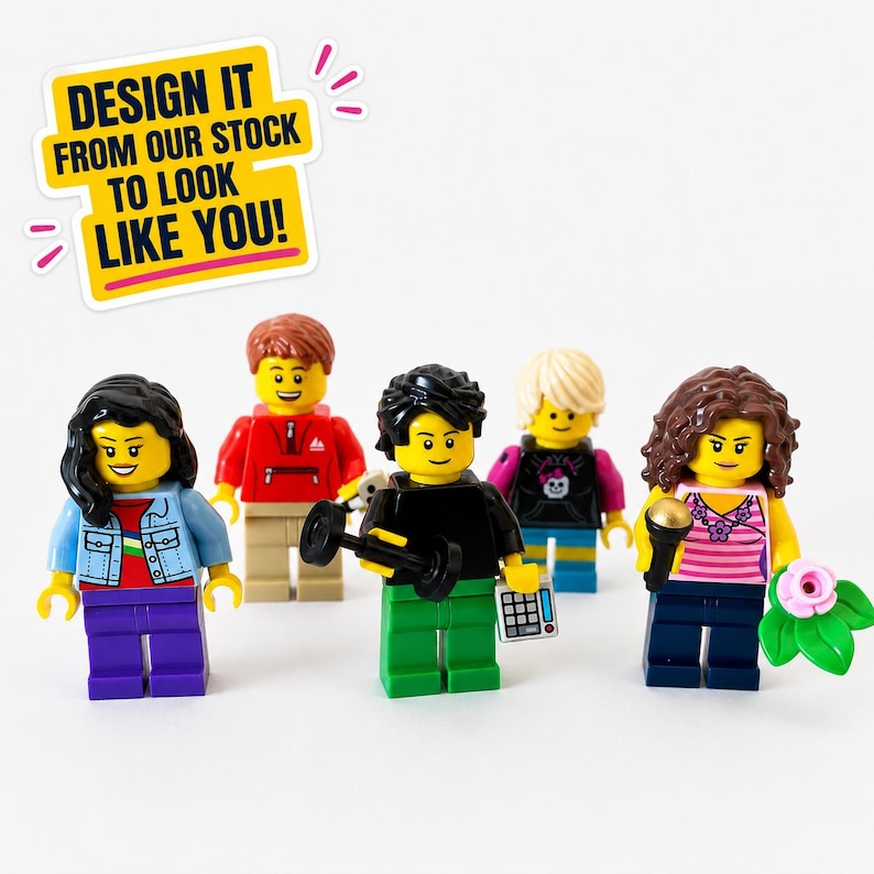 Op de afbeelding: Vijf plastic minifiguren met diverse haarkleuren, kleding en accessoires. Een gele tekstballon erboven leest: DESIGN IT FROM OUR STOCK TO LOOK LIKE YOU! De figuren dragen onder andere een spijkerjasje, een rood shirt, een zwart shirt met een halter, een roze hoodie en een gestreept topje met een microfoon en bloem.