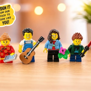 Op de afbeelding: Vier LEGO-minifiguren op een rij. De eerste draagt een rode outfit met patroon en houdt een telefoon vast. De tweede draagt een blauwe tuinbroek en houdt een gitaar vast. De derde draagt een blauw jasje en houdt een bloem vast. De vierde draagt een groene hoodie en houdt een rood lichtzwaard vast. Tekst: DESIGN IT FROM OUR STOCK TO LOOK LIKE YOU!